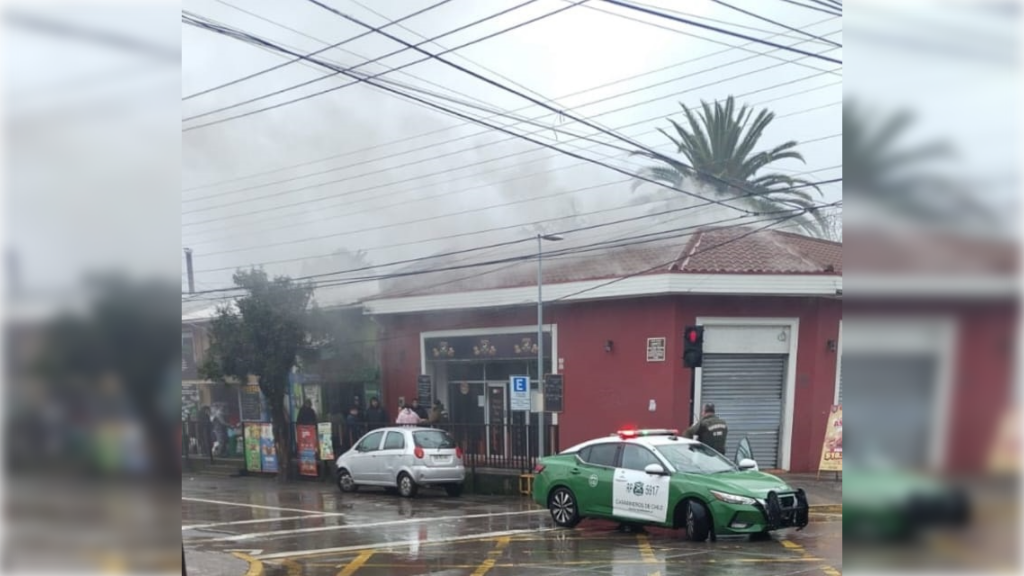 Incendio consume local de comida en pleno centro de Romeral