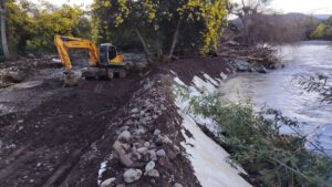 Tránsito parcialmente suspendido en la Ruta J-68 por desprendimiento de rocas