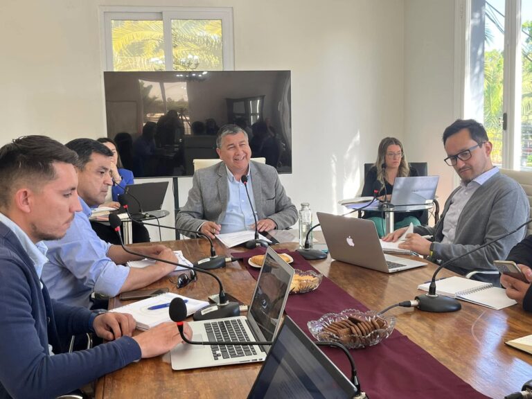 Concejo de Teno destraba $80 millones para ayudas sociales y becas municipales