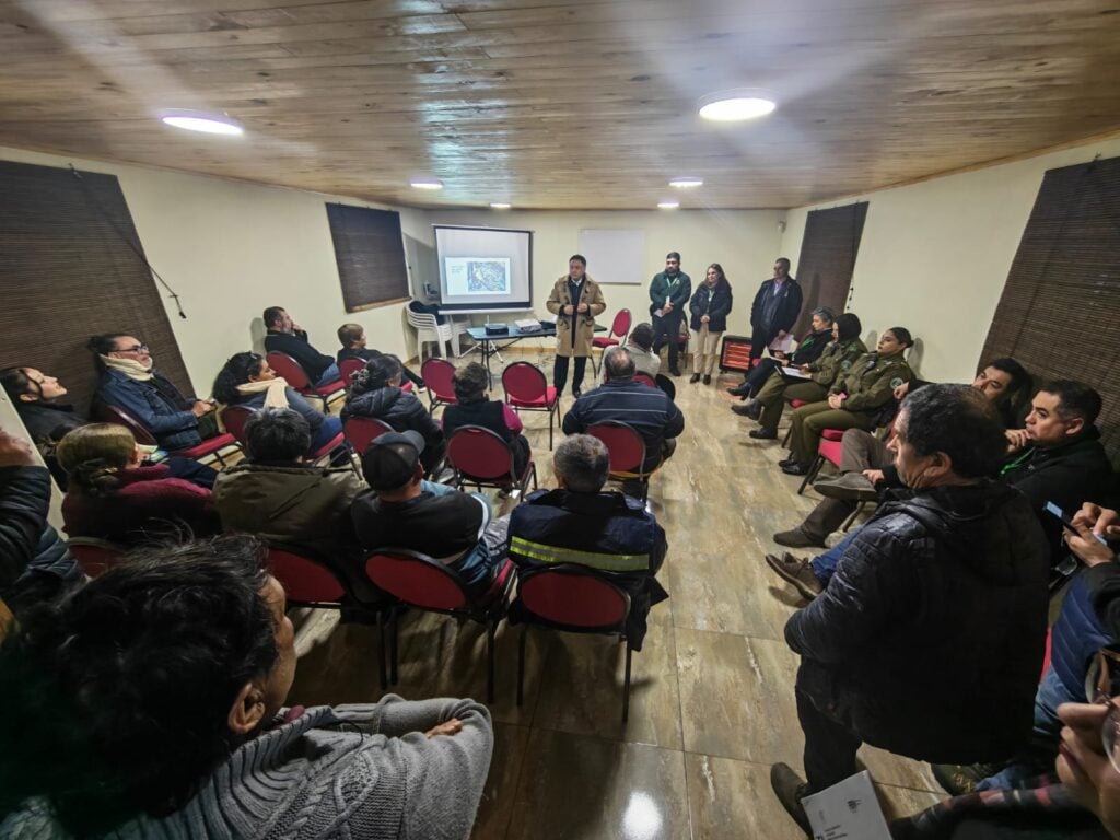 Municipio y vecinos coordinan plan para erradicar microbasural en ribera del río Lontué