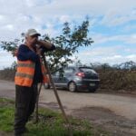 A punta de pala, tierra y amor: La historia del matrimonio que arregla las calles en Curicó