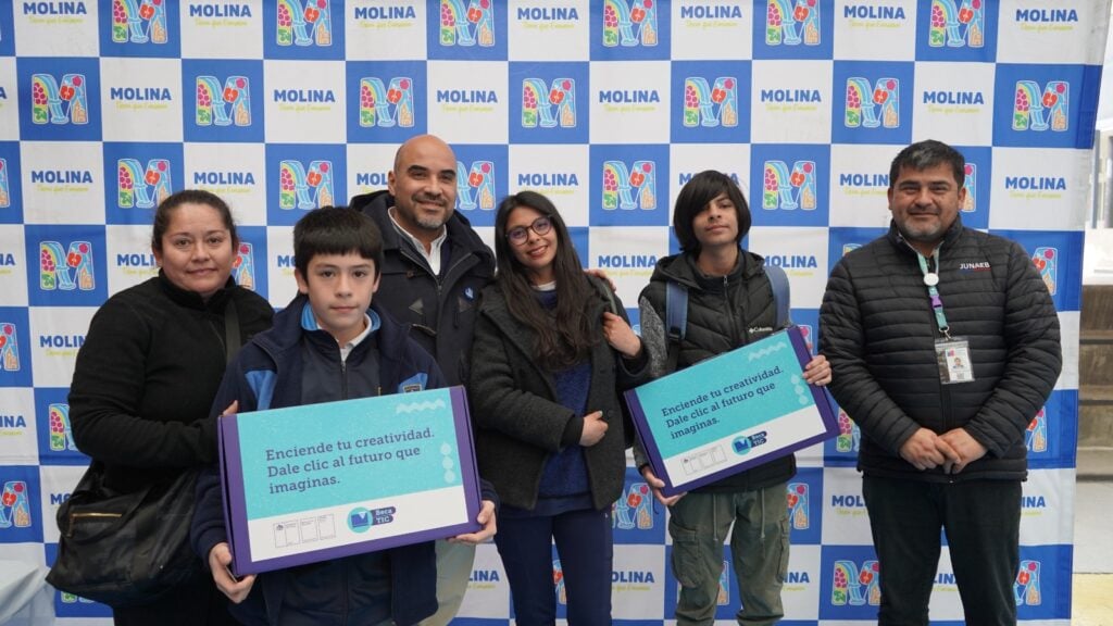 Más de 380 estudiantes de Molina recibieron computadores de las Becas TIC de Junaeb