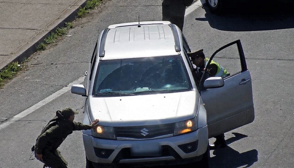 Carabinero resulta lesionado tras ser embestido por conductor que evadió fiscalización en Pelequén