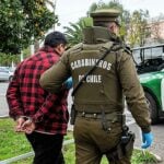Sarmiento: Carabinero de franco detiene a sujeto que robaba en jardín infantil y resulta lesionado