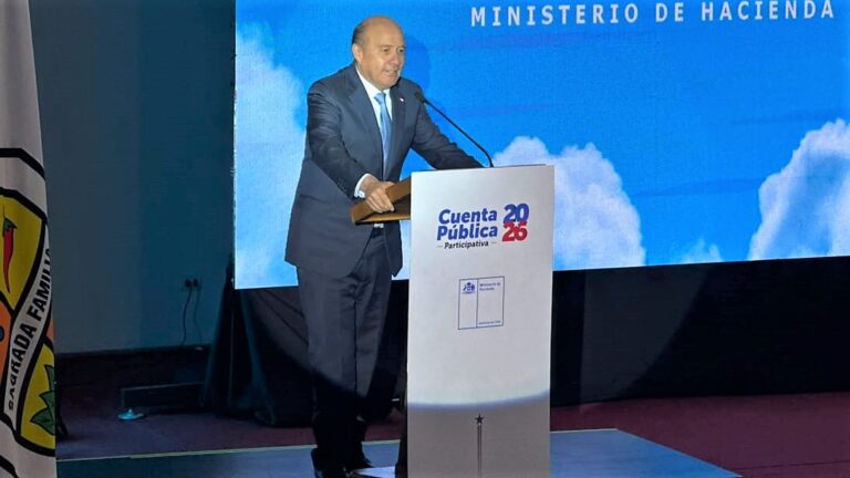 Ministro de Hacienda rinde cuenta pública en Sagrada Familia