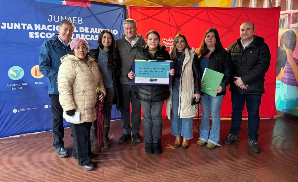 Estudiantes de séptimo básico de Romeral reciben 146 notebooks a través de la Beca TIC