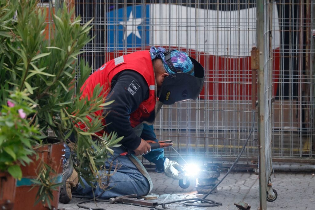Economía chilena sorprende con primer alza anual del Imacec en junio