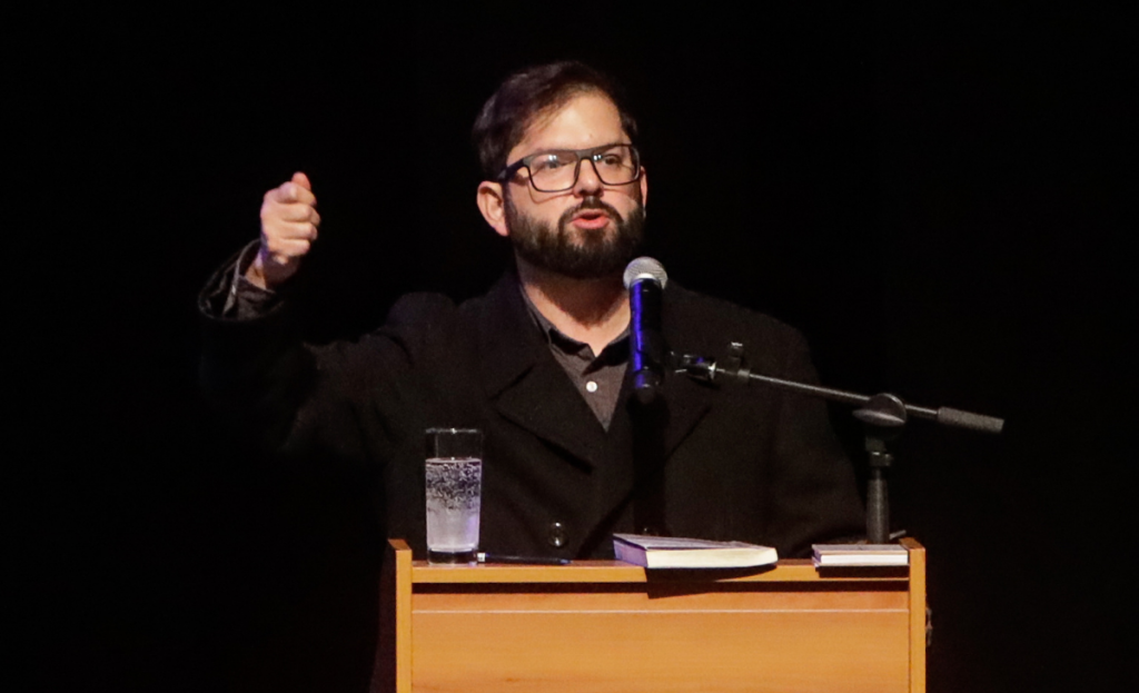 Gabriel Boric realiza dura autocrítica: "Los retiros fueron un gran error" y "no fuimos creíbles" en seguridad