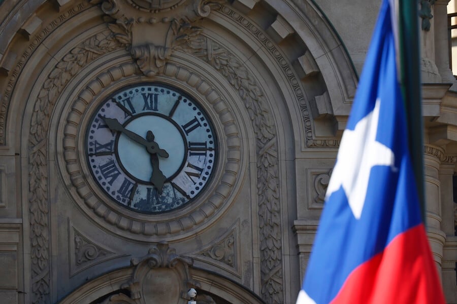 Chile ajustará su reloj: Definido el día exacto para el cambio de hora de verano