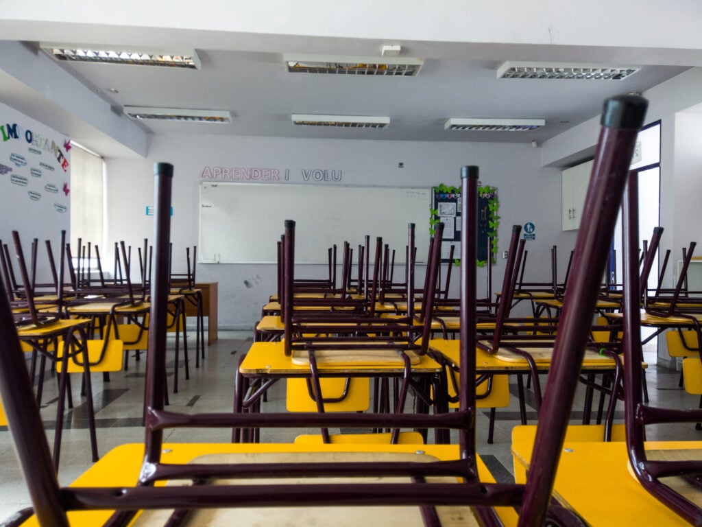 Mineduc suspende clases el lunes 3 de agosto en 23 comunas de tres regiones por sistema frontal