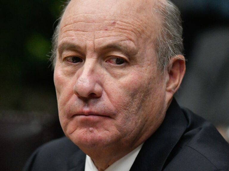 "Alrededor de los $200 por litro": Ministro Quiroz advierte nuevas alzas en el precio del diésel