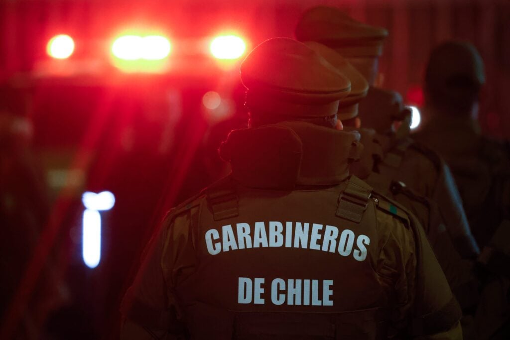 Carabinero dispara a vehículo que intentó atropellarlo en Santiago: un detenido herido