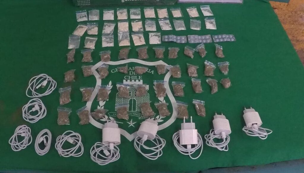 Gendarmería intercepta "pelotazo" con drogas y celulares en penal de Talca