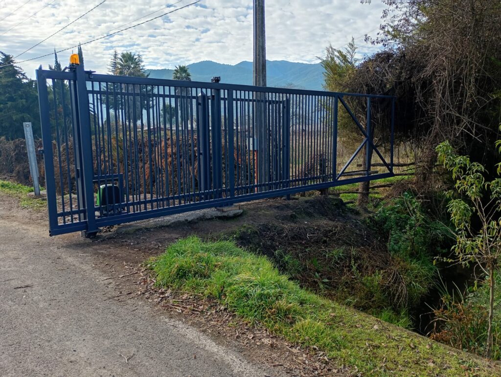 Vecinos de Teno denuncian instalación de portón que restringe el paso peatonal y vehicular en sector La Montaña
