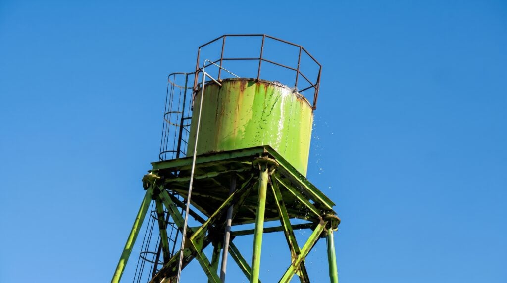 Vecinos de Boyeruca denuncian inminente peligro de derrumbe de enorme copa de agua metálica