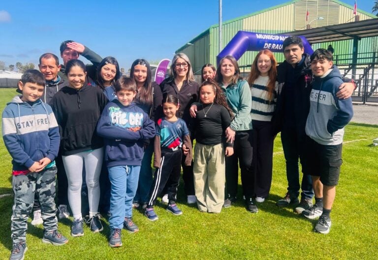 Érika Olivera dicta charla deportiva a niños en Rauco