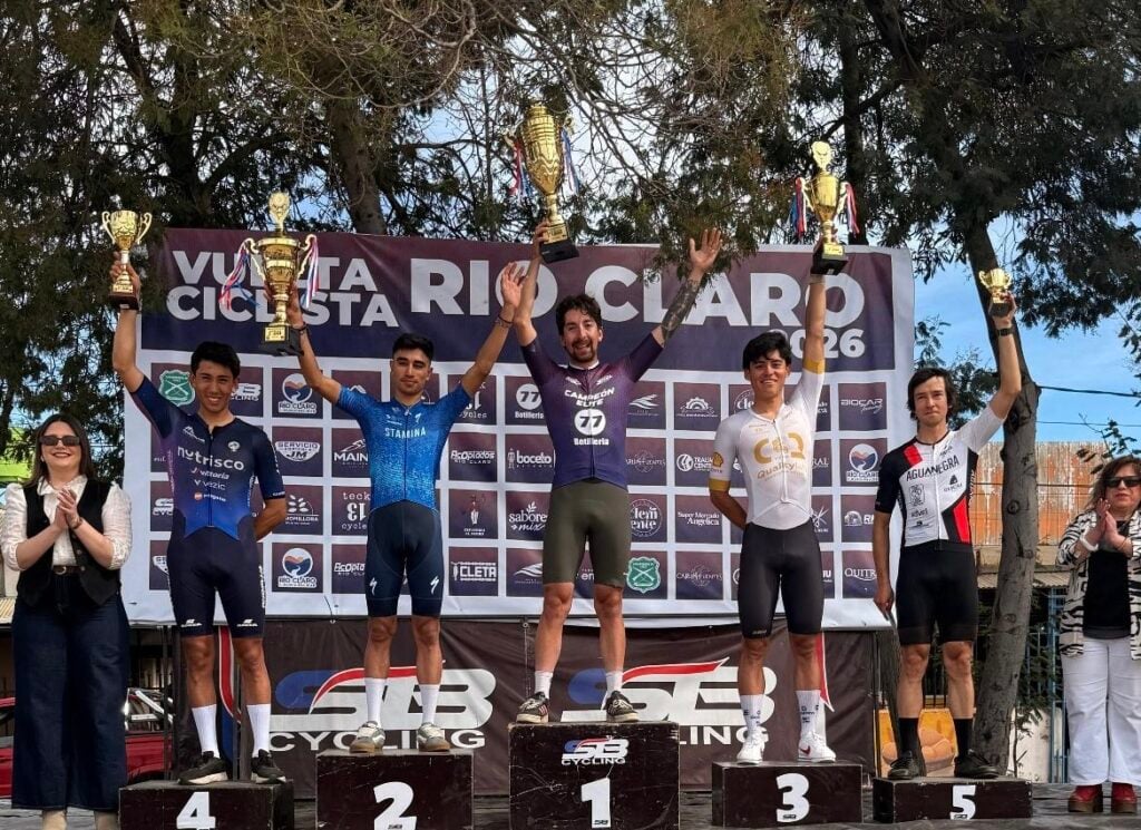 Dos curicanos suben al podio en la Vuelta Río Claro 2026