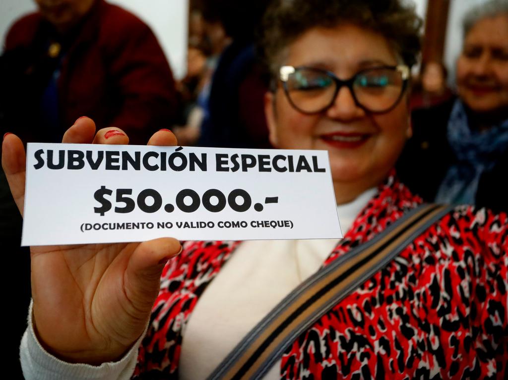 Municipio de Curicó entregó subvención especial a clubes del adulto mayor