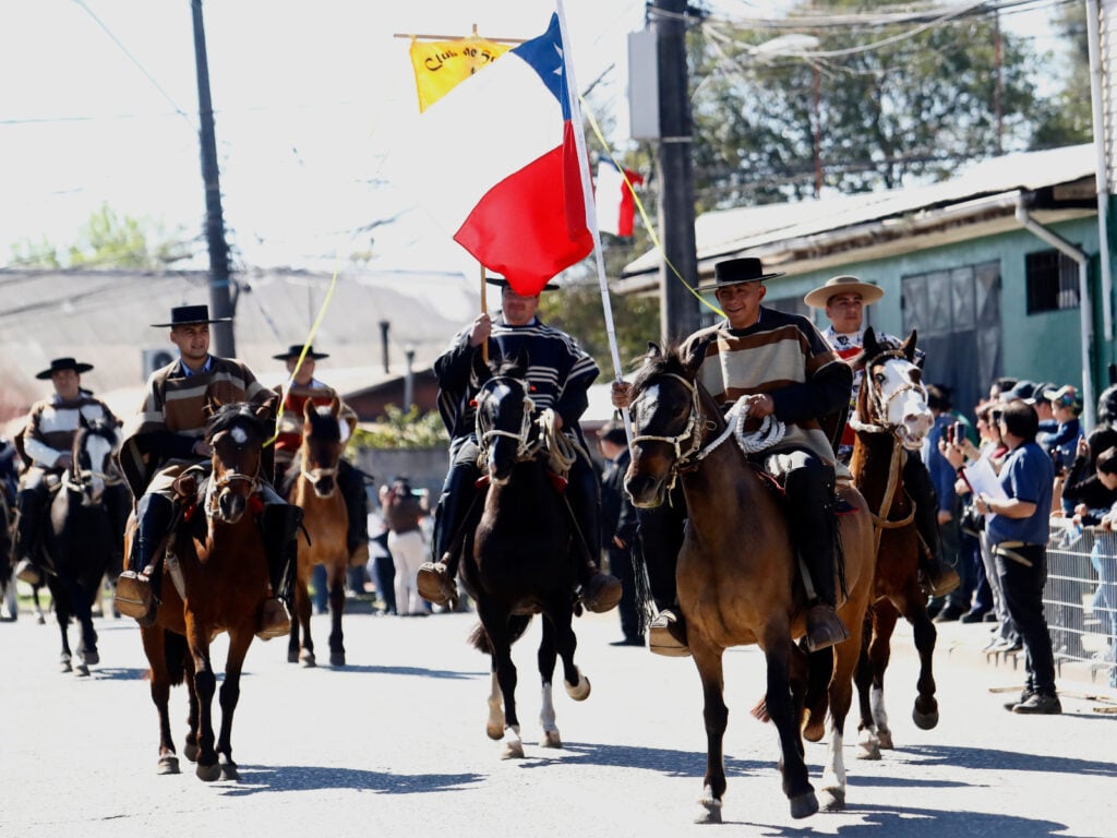 Con desfile ciudadano celebran los 115 años de la Cuarta Compañía de Bomberos de Curicó
