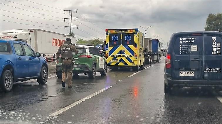 Colisión entre camión y camioneta genera congestión vehicular sobre el Puente Guaiquillo en Curicó