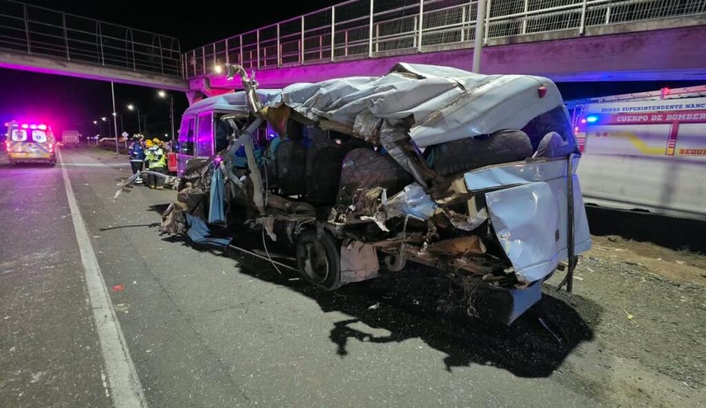 Violento choque entre camión y minibús deja 25 lesionados en la Ruta 5 Sur a la altura de Teno