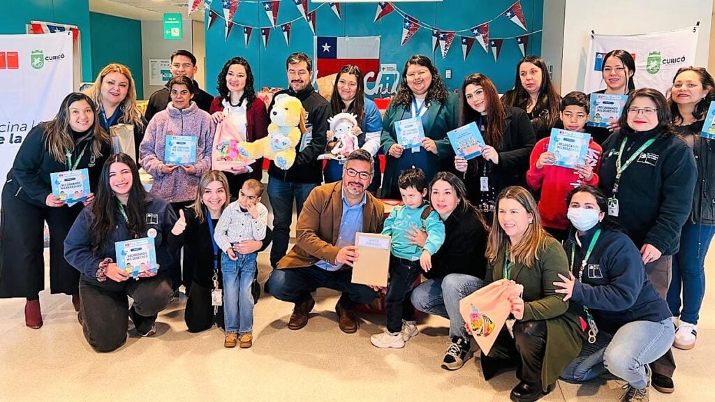 Municipalidad de Curicó entrega juguetes a niños del programa "Aula Hospitalaria" en el Hospital Provincial