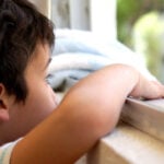 "Están con vómitos": Padre denuncia graves afectaciones en sus hijos con autismo por fétidos olores en Curicó