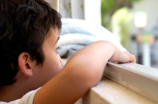 "Están con vómitos": Padre denuncia graves afectaciones en sus hijos con autismo por fétidos olores en Curicó