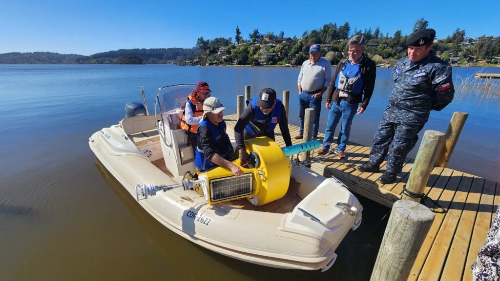 Instalan boya telemétrica para el monitoreo en tiempo real de la calidad del agua en el Lago Vichuquén