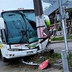 Bus de pasajeros choca contra poste en cruce ferroviario de la avenida Doctor Osorio en Curicó