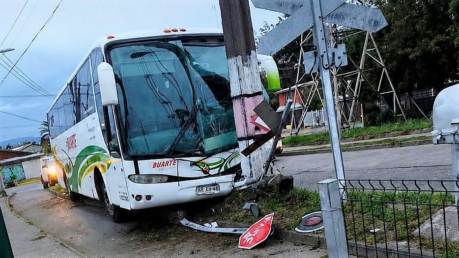 Bus de pasajeros choca contra poste en cruce ferroviario de la avenida Doctor Osorio en Curicó