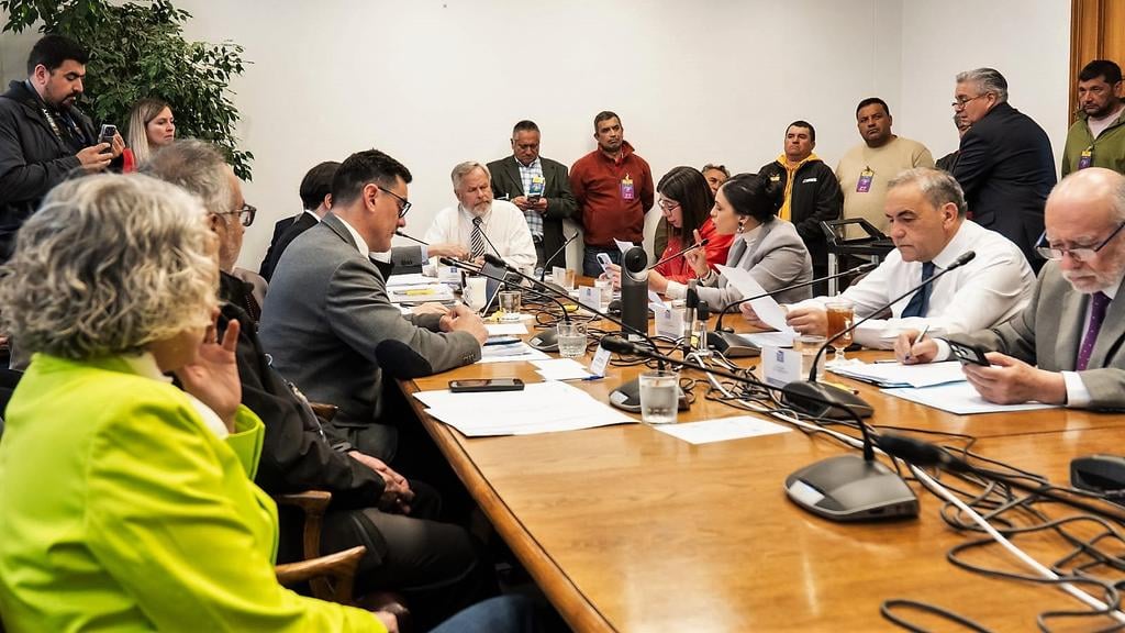 Diputada Castillo rechaza reposición de la pesca de arrastre y exige trato digno para pescadores en el Congreso