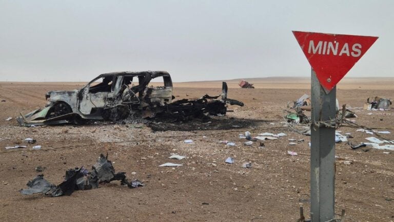 Hallan posibles restos humanos en campo minado tras explosión de camioneta en frontera con Perú