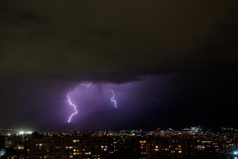 DMC emite aviso por tormentas eléctricas y vientos de hasta 80 km/h en zona centro-sur