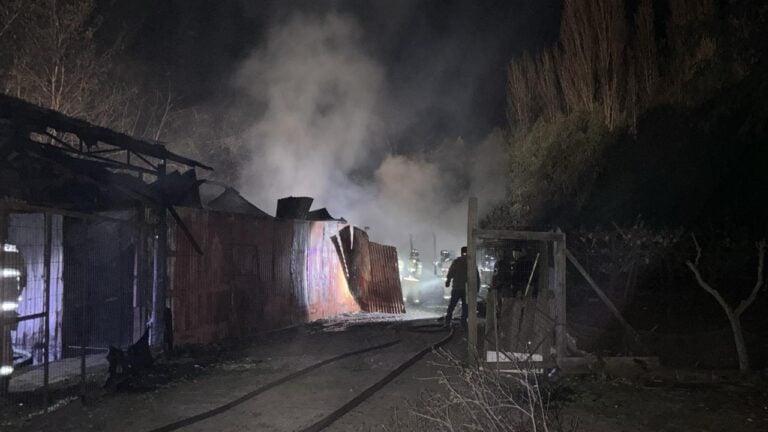 Incendio afectó bodega al interior de recinto donde opera conocido restaurante en Sagrada Familia
