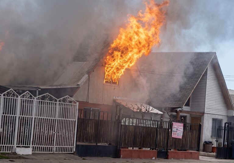 Incendio destruye una vivienda en el centro de Teno