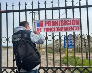 Lluvias que no llegaron: La trastienda del porqué predio agrícola dejó guano al aire libre