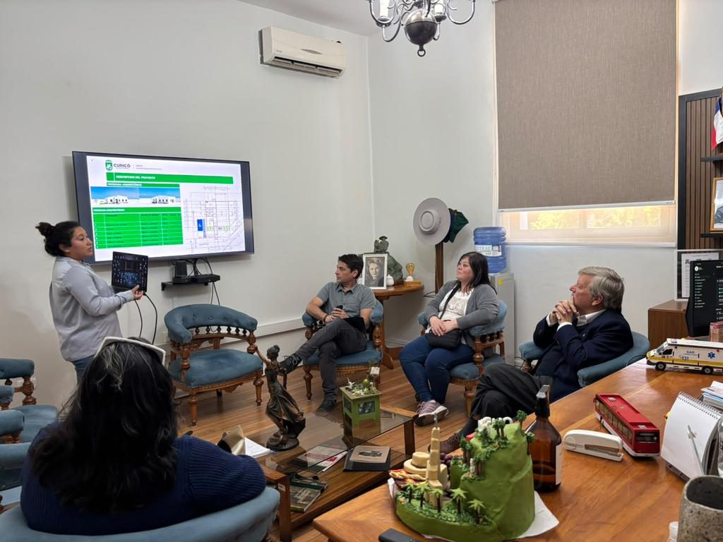 Alcalde de Curicó anuncia licitación para la construcción de dos modernas sedes sociales