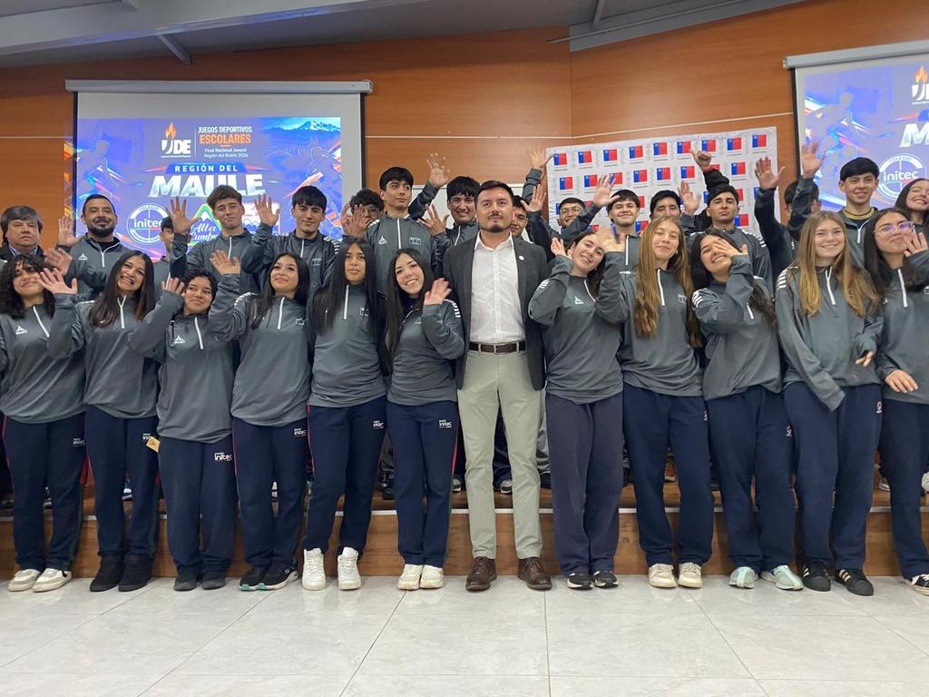 Deportistas de Curicó y Talca reciben indumentaria para representar al Maule en el Nacional Escolar Juvenil
