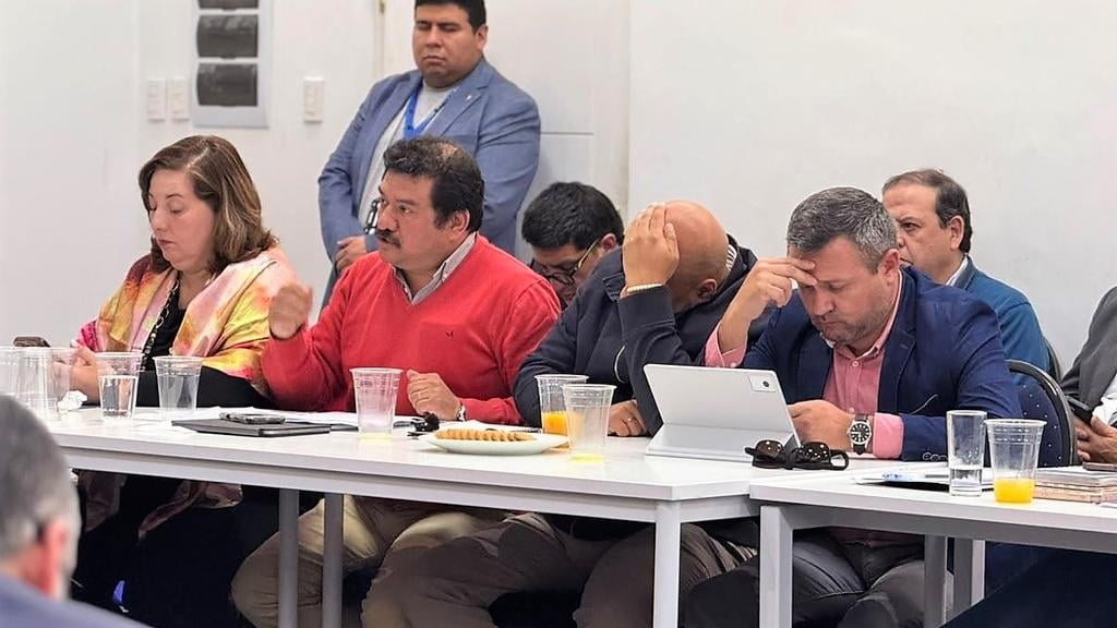 Alcaldes critican postergación del SLEP Los Cerezos y advierten complejo escenario presupuestario para 2027