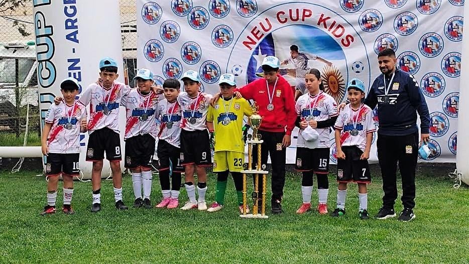 Escuela de fútbol sub-12 de Curicó Unido se corona campeona de la Copa de Plata en Argentina