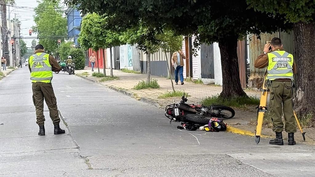 Motociclista se encuentra en riesgo vital tras violenta colisión en Curicó