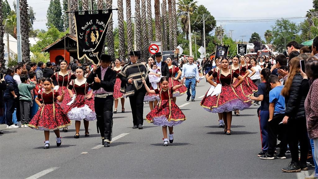 Masivo desfile cívico en Los Niches congrega a más de 50 organizaciones por el aniversario de Curicó