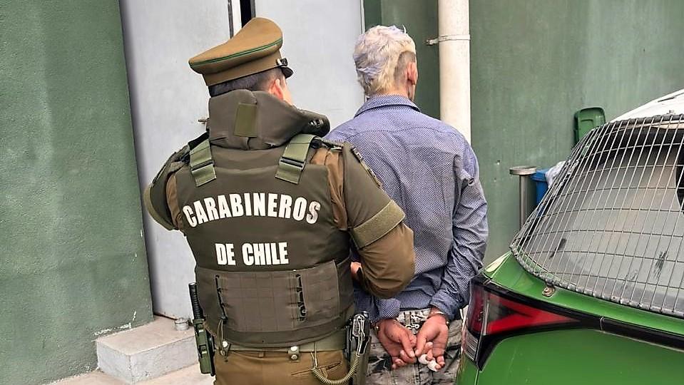 Extranjero es detenido tras intentar robar vehículo a un adulto mayor y atacar a carabinero