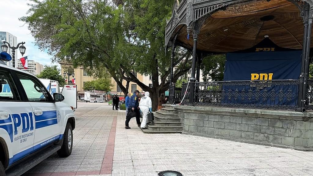 Hallan sin vida a hombre en situación de calle en la Plaza de Armas de Talca