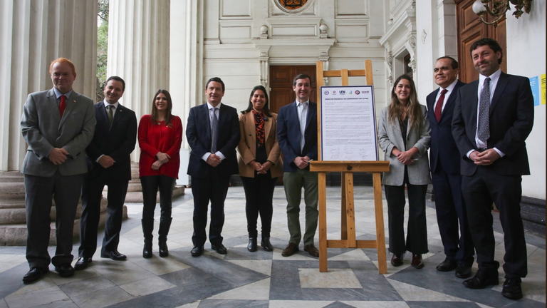 Oficialismo firma pacto contra la violencia en conmemoración del 18-O