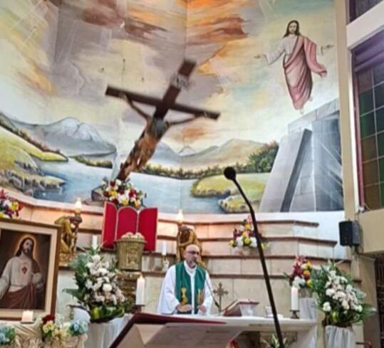 Trágico accidente: Sacerdote ecuatoriano fallece al caerle una cruz durante una misa