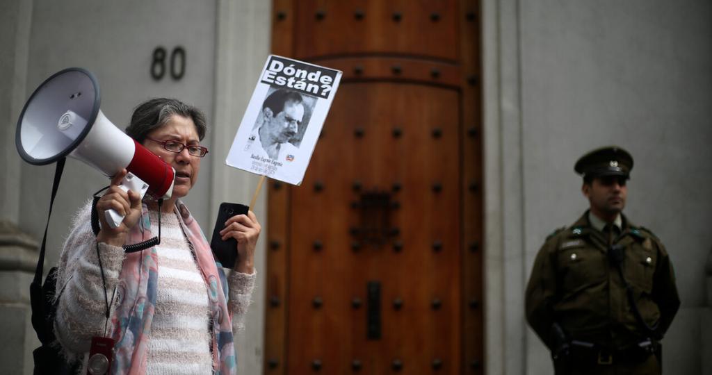 Rechazo a indultos para militares condenados por DDHH alcanza el 61% en Chile, según Criteria
