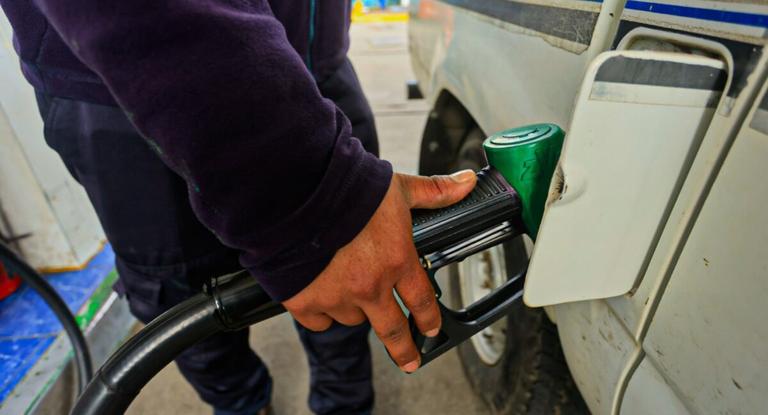 Petróleo salta a US$110 y se proyecta quinta alza consecutiva de combustibles en Chile