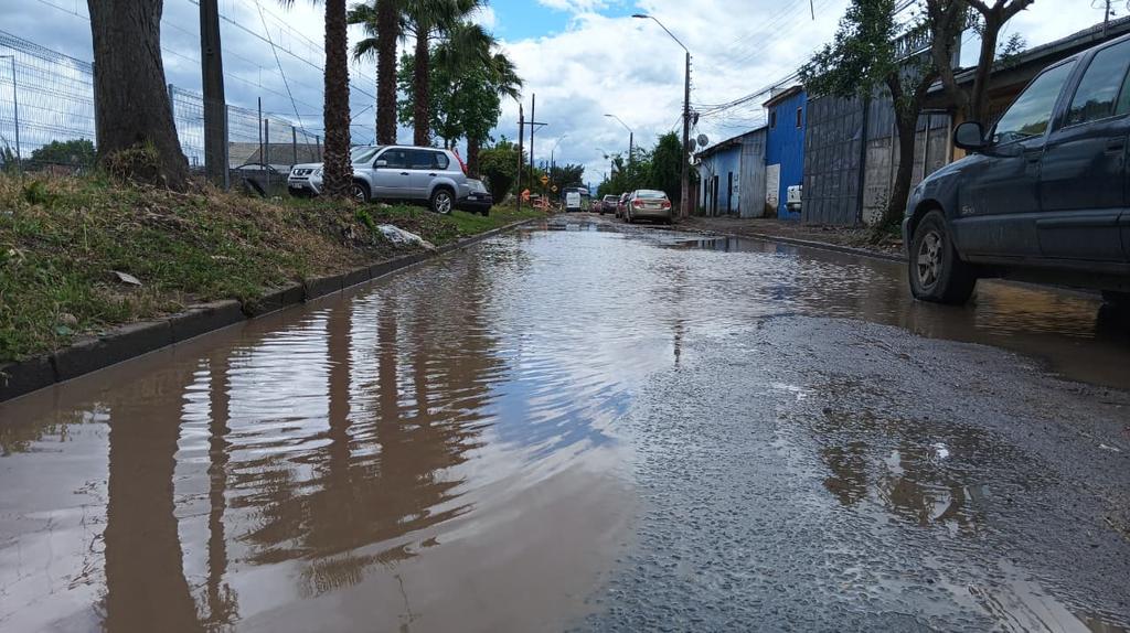 Vecinos de calle Regional denuncian anegamiento por sumideros tapados tras trabajos de reposición de veredas